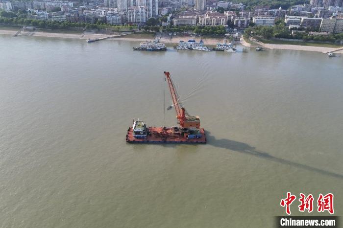 长江枝江水道打捞一艘沉船  第2张