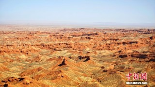 甘肃张掖：平山湖大峡谷群峰耸立 红色砂砾岩层层次清晰