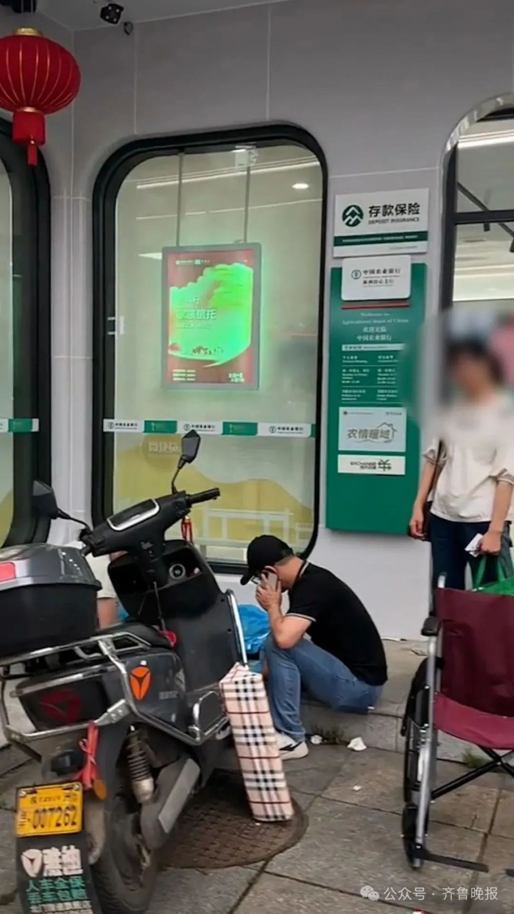 马上评｜重病老人取款身亡	，如何避免类似悲剧？  第1张